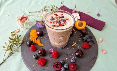 Smoothie bowl aux baies et épinards